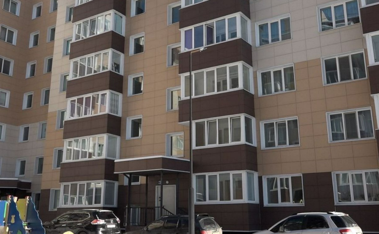 Ключи от новой жизни: педагоги, врачи и тренеры получают арендное жилье в Южно-Сахалинске