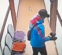 Видеокамера зафиксировала мужчину, который украл сапожки из детского центра в Южно-Сахалинске