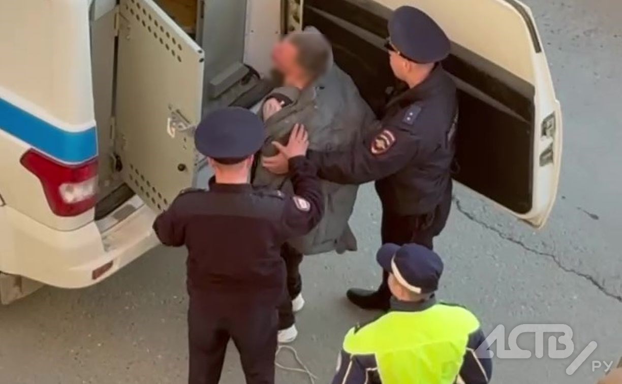 Очевидцы: южносахалинцы скрутили пьяного водителя и удерживали его до приезда ГАИ