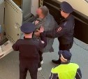 Очевидцы: южносахалинцы скрутили пьяного водителя и удерживали его до приезда ГАИ