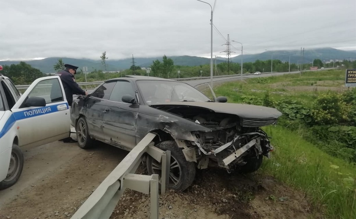 Toyota Mark II пробил дорожное ограждение в Южно-Сахалинске