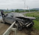 Toyota Mark II пробил дорожное ограждение в Южно-Сахалинске