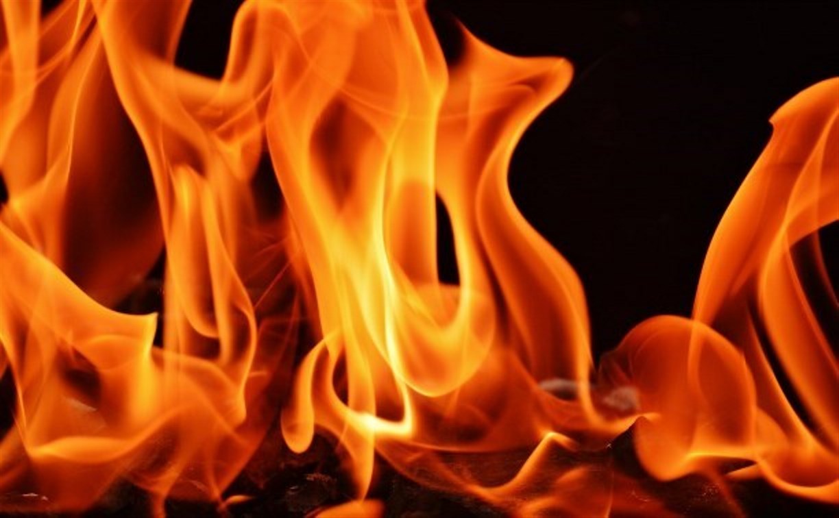 Пожар на территории оптовой базы потушили в Южно-Сахалинске