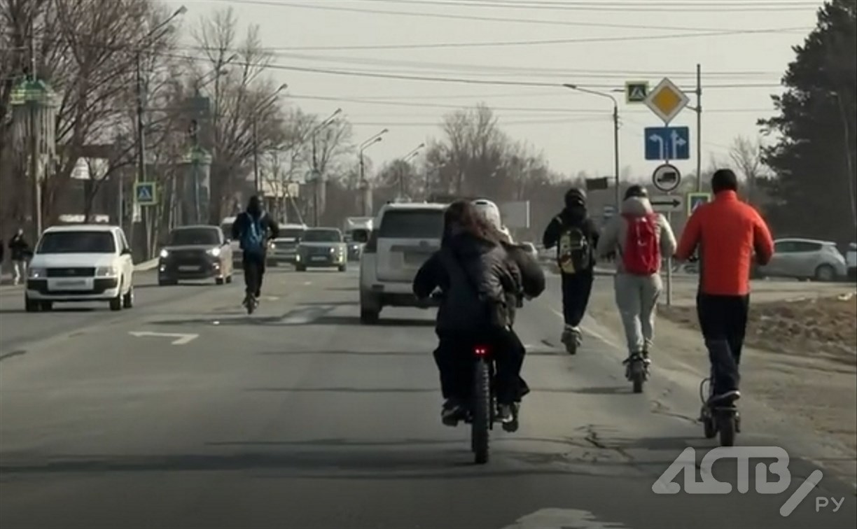 Самокатчики выкатились на дороги Южно-Сахалинска, раздражая автомобилистов 