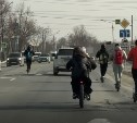 Самокатчики выкатились на дороги Южно-Сахалинска, раздражая автомобилистов 