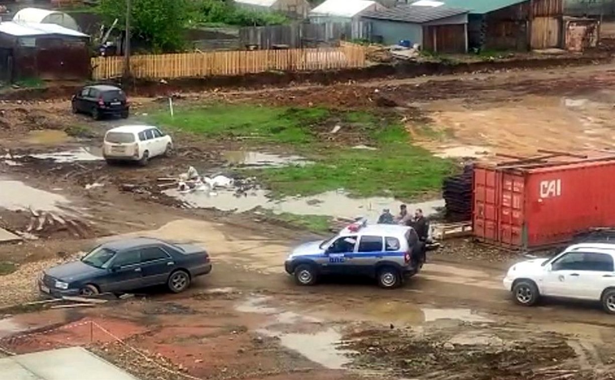 В Тымовском пьяный водитель не смог преодолеть двор и повесил автомобиль на бордюр