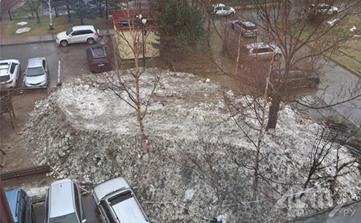 Огромная детская горка из грязного снега не радует жителей двора Южно-Сахалинска