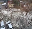 Огромная детская горка из грязного снега не радует жителей двора Южно-Сахалинска