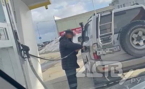 "Колонки попутал": в Южно-Сахалинске водитель внедорожника заправился чужим топливом