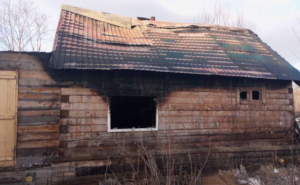 В сахалинском селе два человека пытались остановить пожар в бане