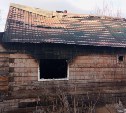 В сахалинском селе два человека пытались остановить пожар в бане