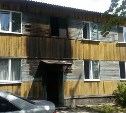Через окна пришлось эвакуироваться жильцам горящего дома в Южно-Сахалинске