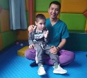 Маленький сахалинец Ной Бадеян вернулся на остров после реабилитации в Китае