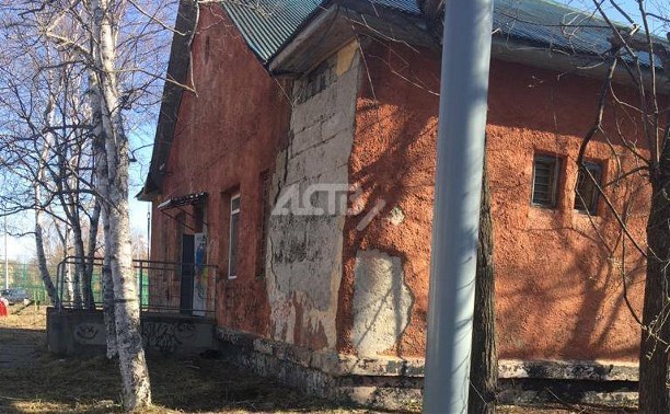 В Хомутово с крыши заброшенной бани свалился подросток