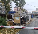 Любители алкоголя и "попрошайки" на глазах у детей спят на выброшенном диване в Южно-Сахалинске