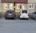 Неизвестный ударил припаркованный Mitsubishi в Южно-Сахалинске и скрылся