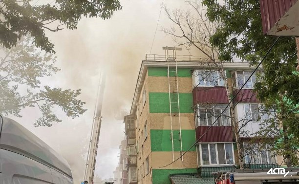 Крыша дома на улице Ленина загорелась в Южно-Сахалинске