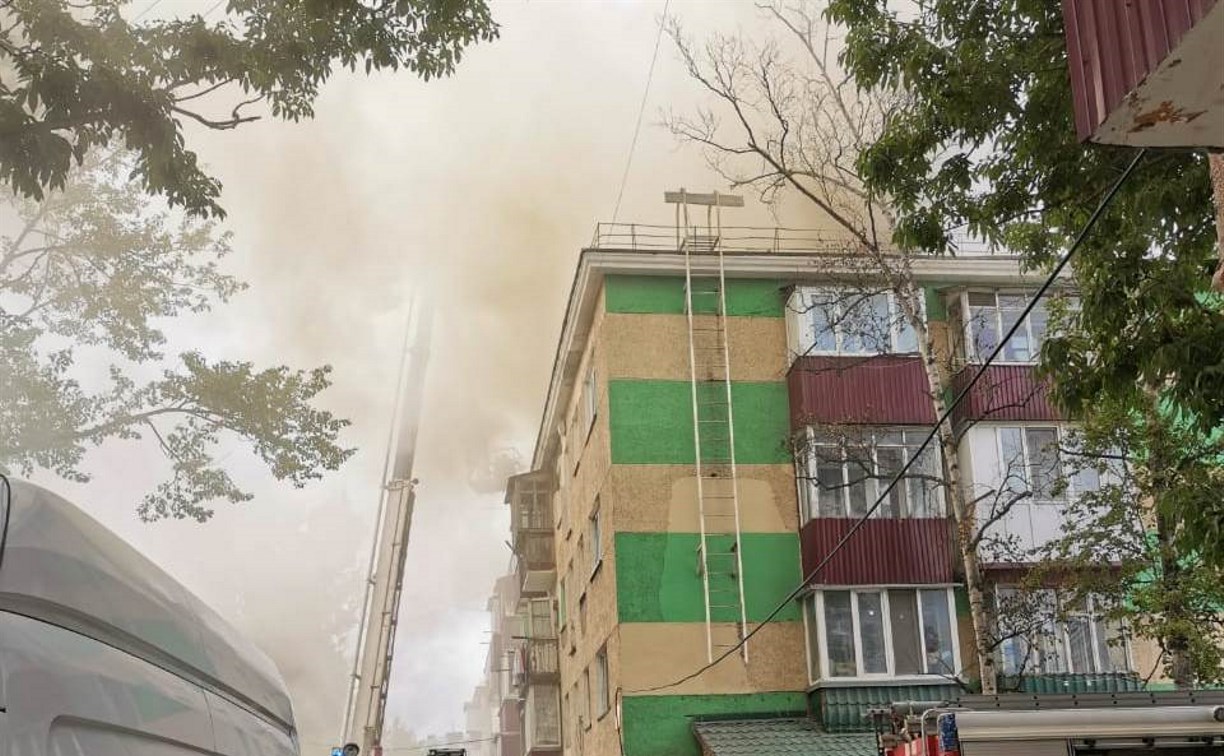Крыша дома на улице Ленина загорелась в Южно-Сахалинске