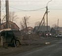 Внедорожник врезался в столб и забор в Южно-Сахалинске