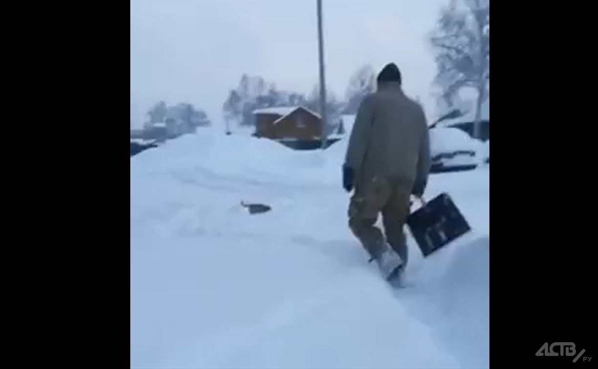 Сел вышел. Сахалин снегопад. Выходим убирать снег. Сахалинец скоро банкрот.