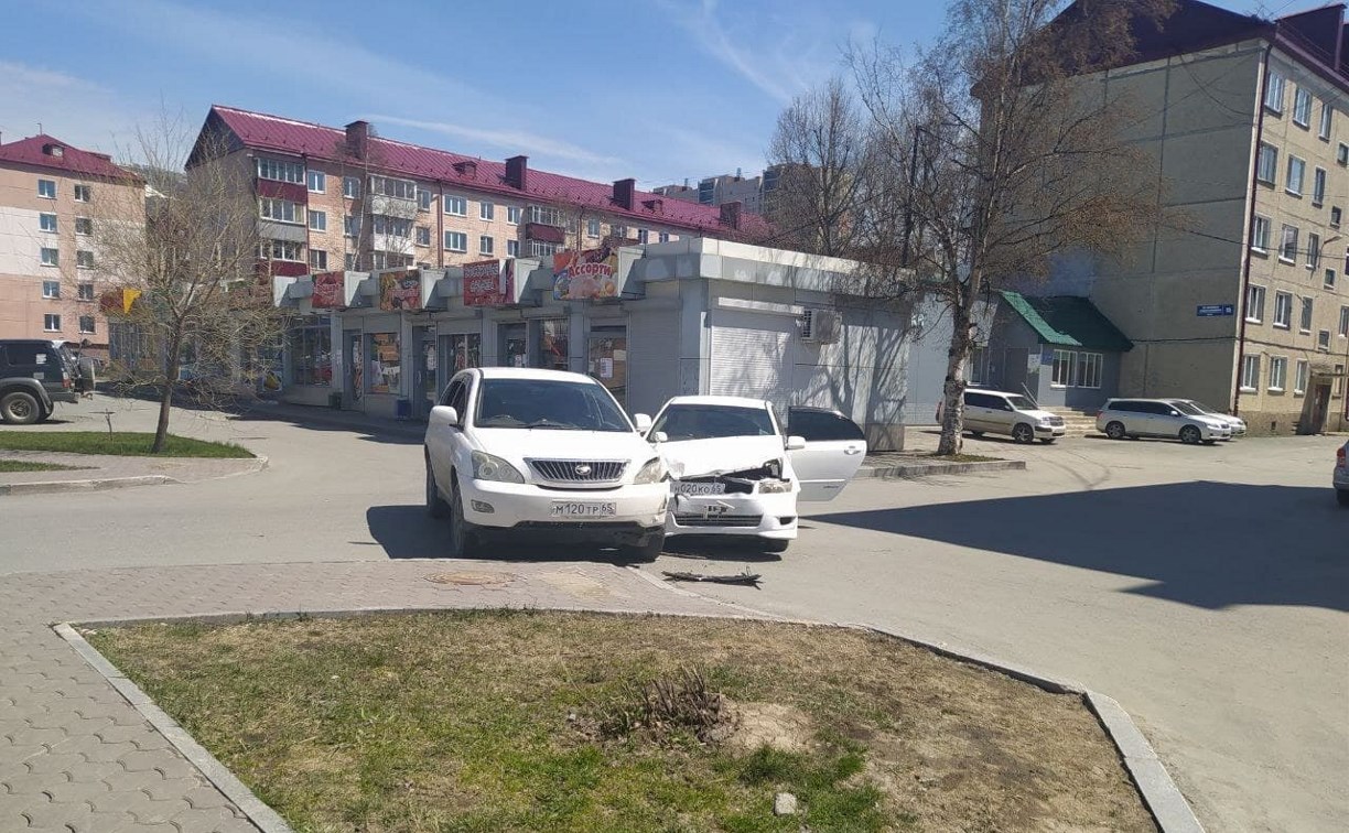 Две иномарки столкнулись на пустой дороге в Южно-Сахалинске