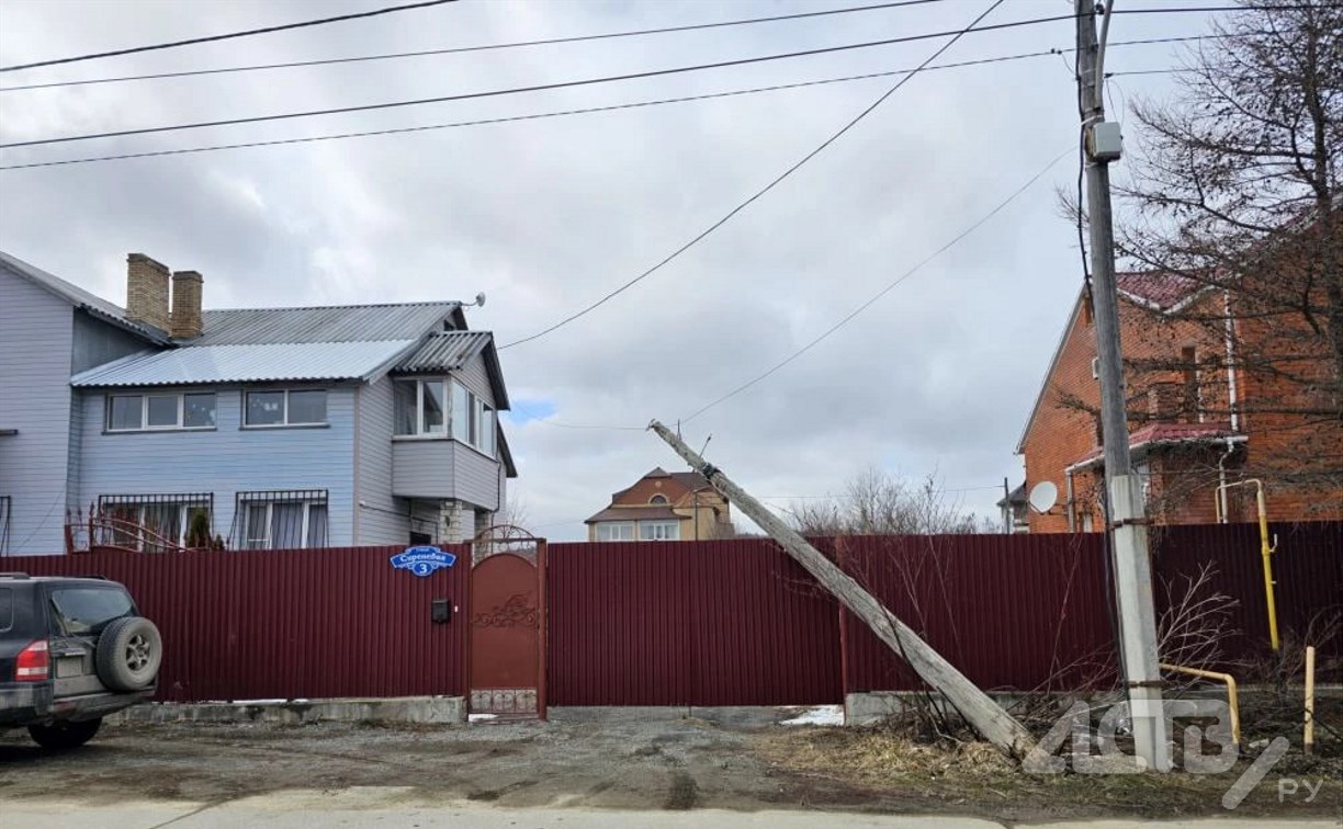 Столб рухнул и помял ворота жителя Троицкого