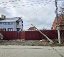 Столб рухнул и помял ворота жителя Троицкого