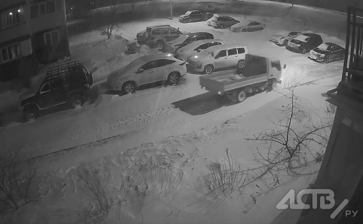 Грузовичок в Южно-Сахалинске ночью побил припаркованный автомобиль и попал на камеру