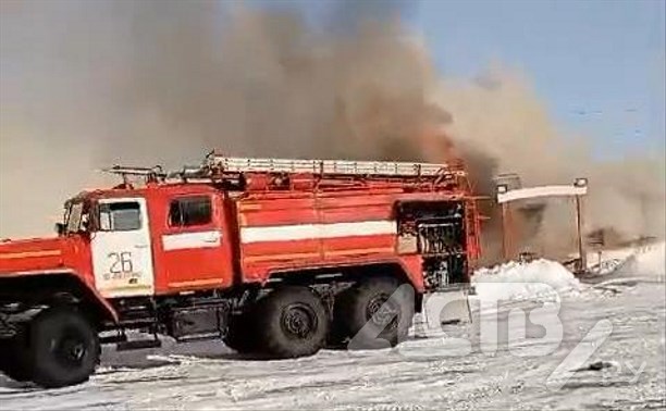 Кафе на 300 "квадратах" открытым пламенем полыхает в Макаровском районе