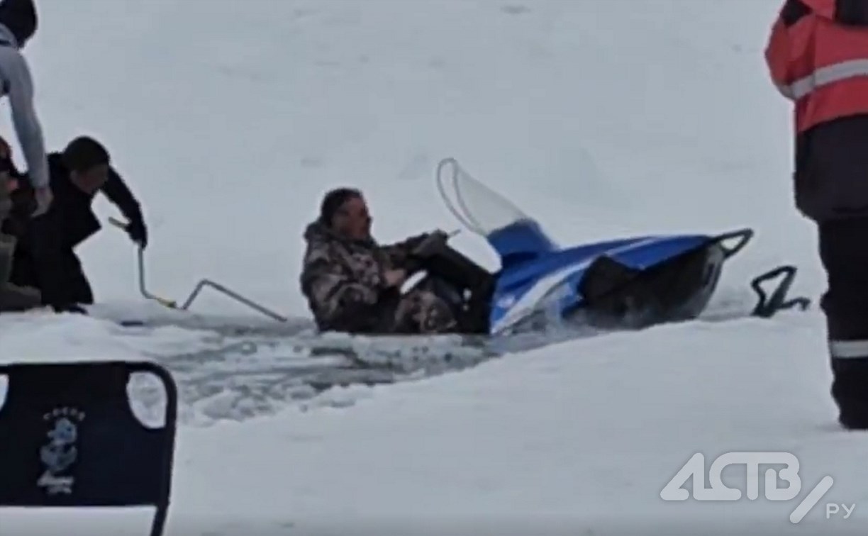 "Это Сахалин, детка": толпа рыбаков спасла провалившийся в трещину снегоход с водителем