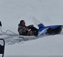 "Это Сахалин, детка": толпа рыбаков спасла провалившийся в трещину снегоход с водителем