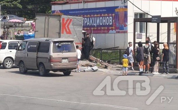 Жуткое ДТП в Холмске: грузовик на скорости снёс бетонный столб, едва не врезавшись в остановку с людьми