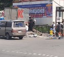 Жуткое ДТП в Холмске: грузовик на скорости снёс бетонный столб, едва не врезавшись в остановку с людьми