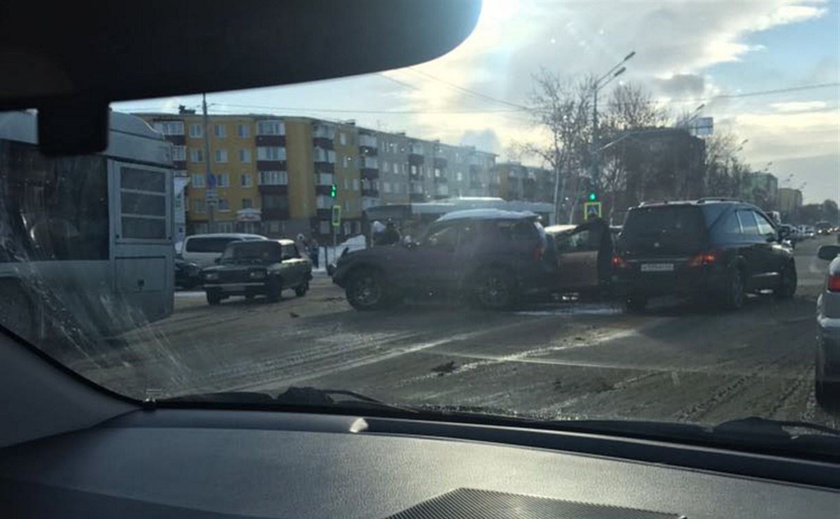 Сразу пять машин попали в аварию в центре Южно-Сахалинска 