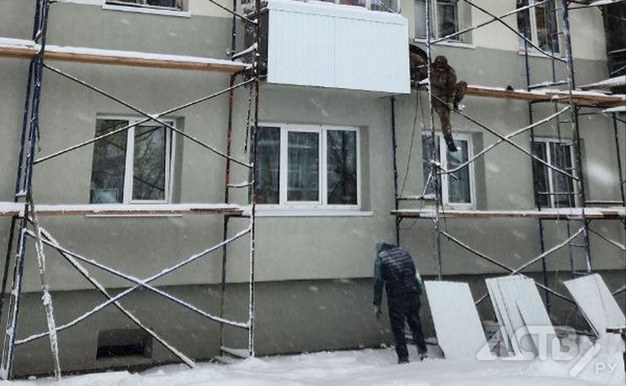 Лютая бригада: в Южно-Сахалинске рабочие в метель карабкались по строительным лесам 