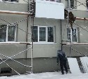 Лютая бригада: в Южно-Сахалинске рабочие в метель карабкались по строительным лесам 