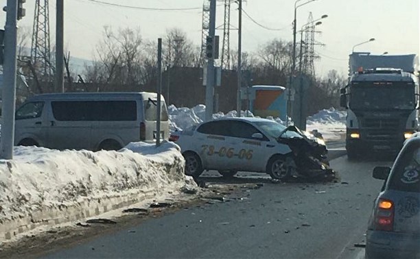 Автомобиль такси и самосвал столкнулись в Южно-Сахалинске