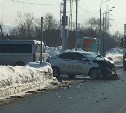 Автомобиль такси и самосвал столкнулись в Южно-Сахалинске