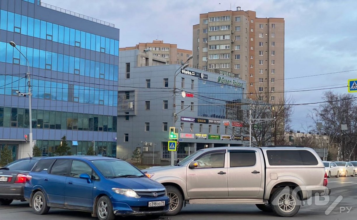 Автомобилисты встали в пробку из-за ДТП на перекрёстке в Южно-Сахалинске