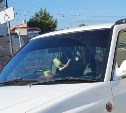 По Южно-Сахалинску разъезжает автомобилист с BDSM-Барби на зеркале заднего вида