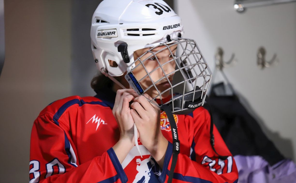 Единственная девушка сахалинской сборной по хоккею рассказала, как её вдохновила "Легенда № 17"