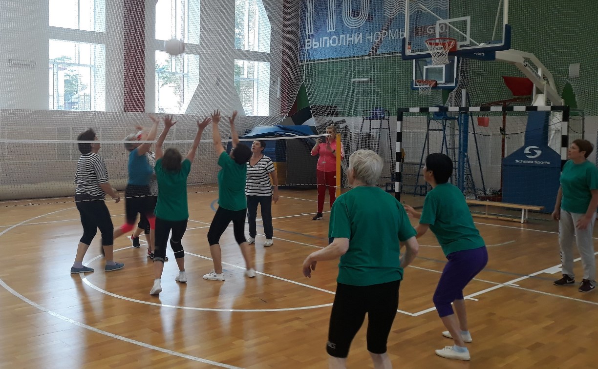 Корсаковцы и долинцы старшего поколения сошлись на турнире по мини-волейболу