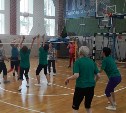 Корсаковцы и долинцы старшего поколения сошлись на турнире по мини-волейболу