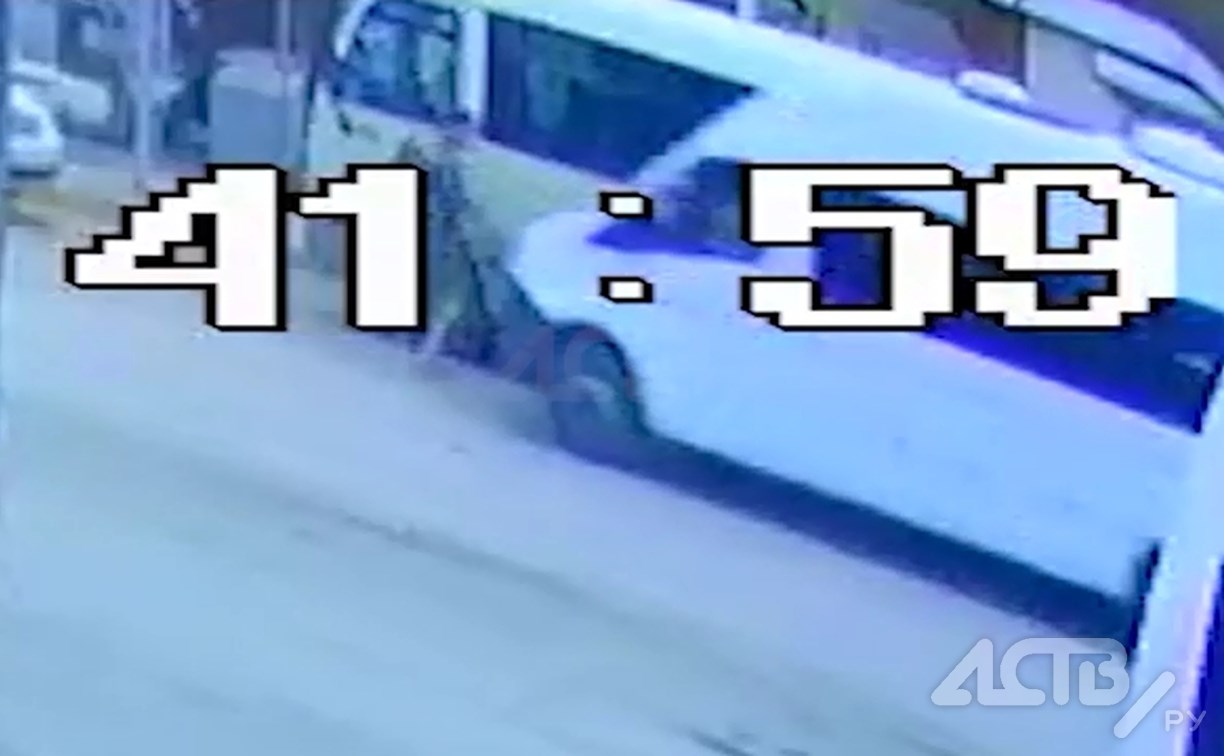 Очевидцы: водитель маршрутки на Сахалине сбил человека, инцидент попал на камеру