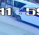 Очевидцы: водитель маршрутки на Сахалине сбил человека, инцидент попал на камеру