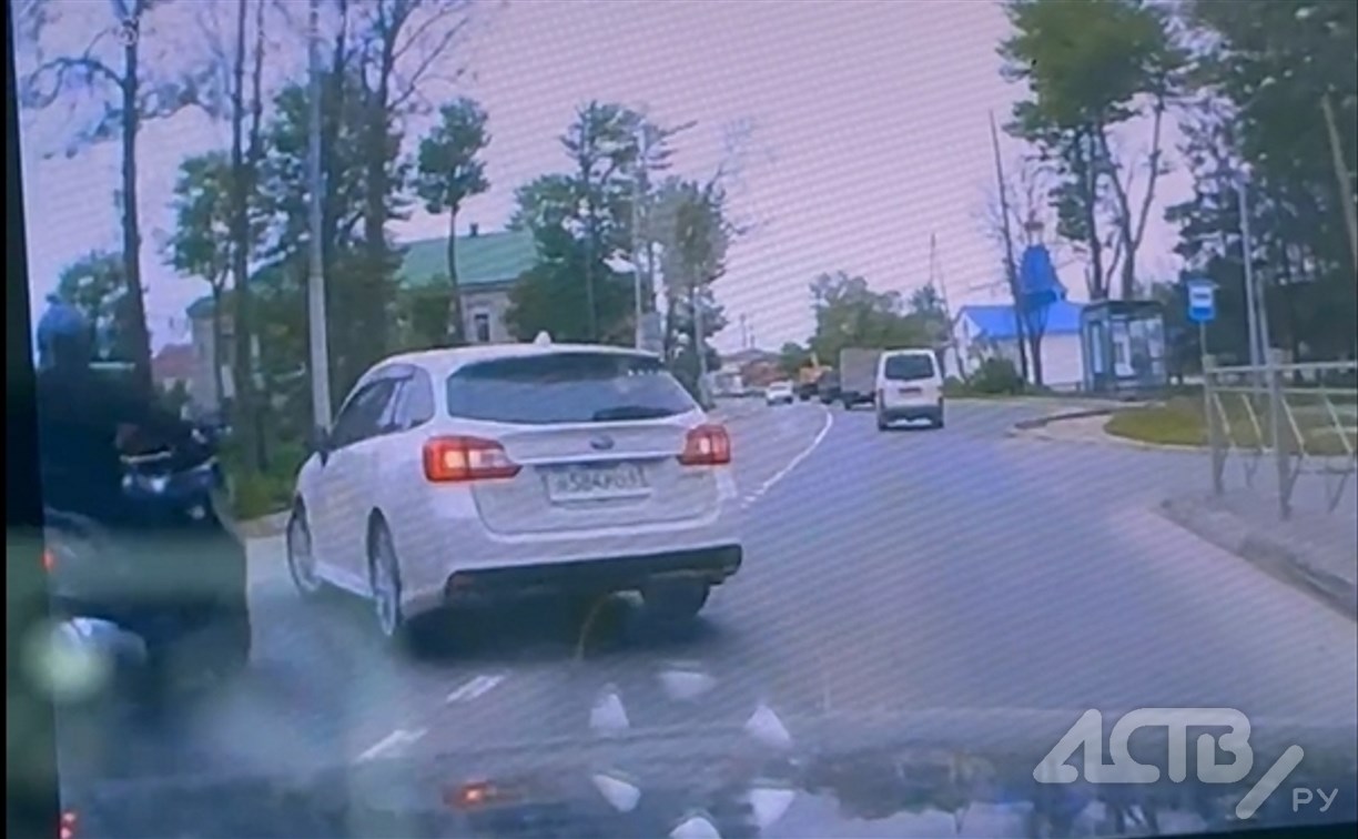 Появилось видео с моментом ДТП, в котором мопедист врезался в Subaru в Ново-Александровске 