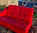 "Лакшери отдых": на сопке в центре Владивостока неизвестные поставили красный кожаный диван