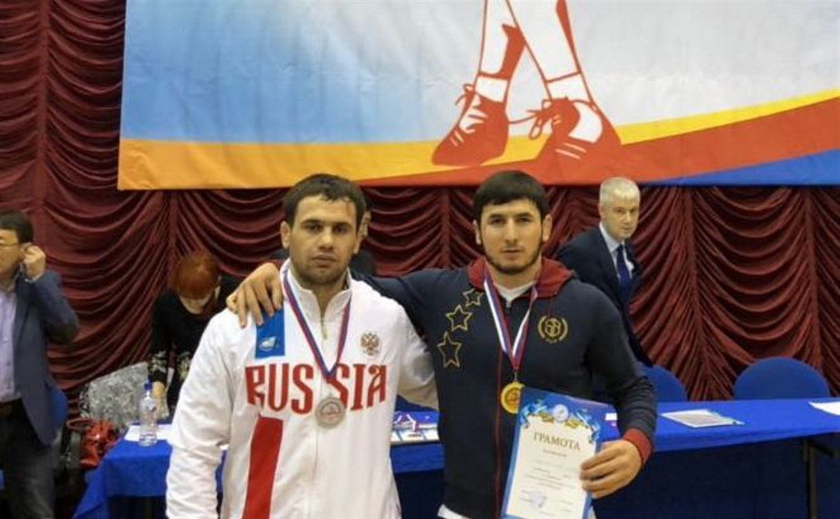 Сахалинские борцы завоевали две медали на первенстве ДФО в Нерюнгри