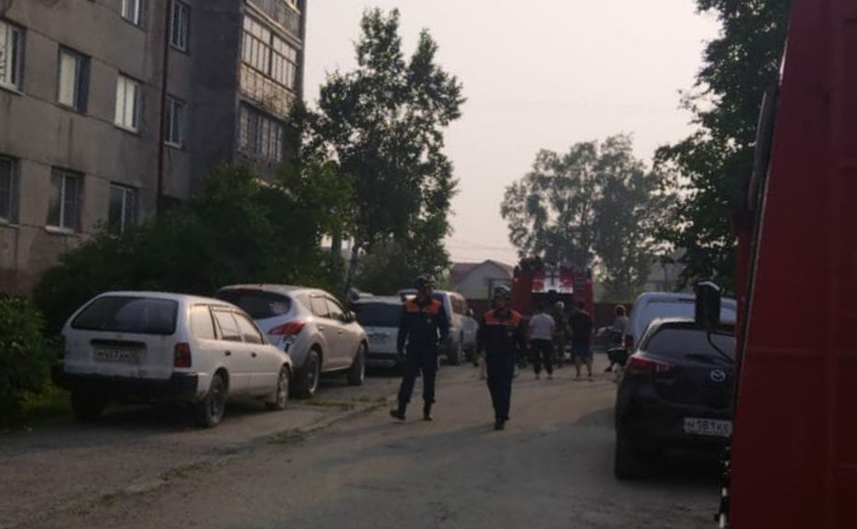 В доме сахалинцев загорелись стиральная машинка и кухонный гарнитур - эвакуировали 20 человек