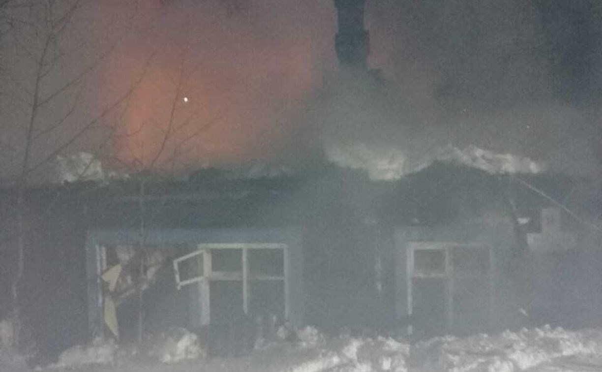 В Долинске произошёл пожар в заброшенном доме